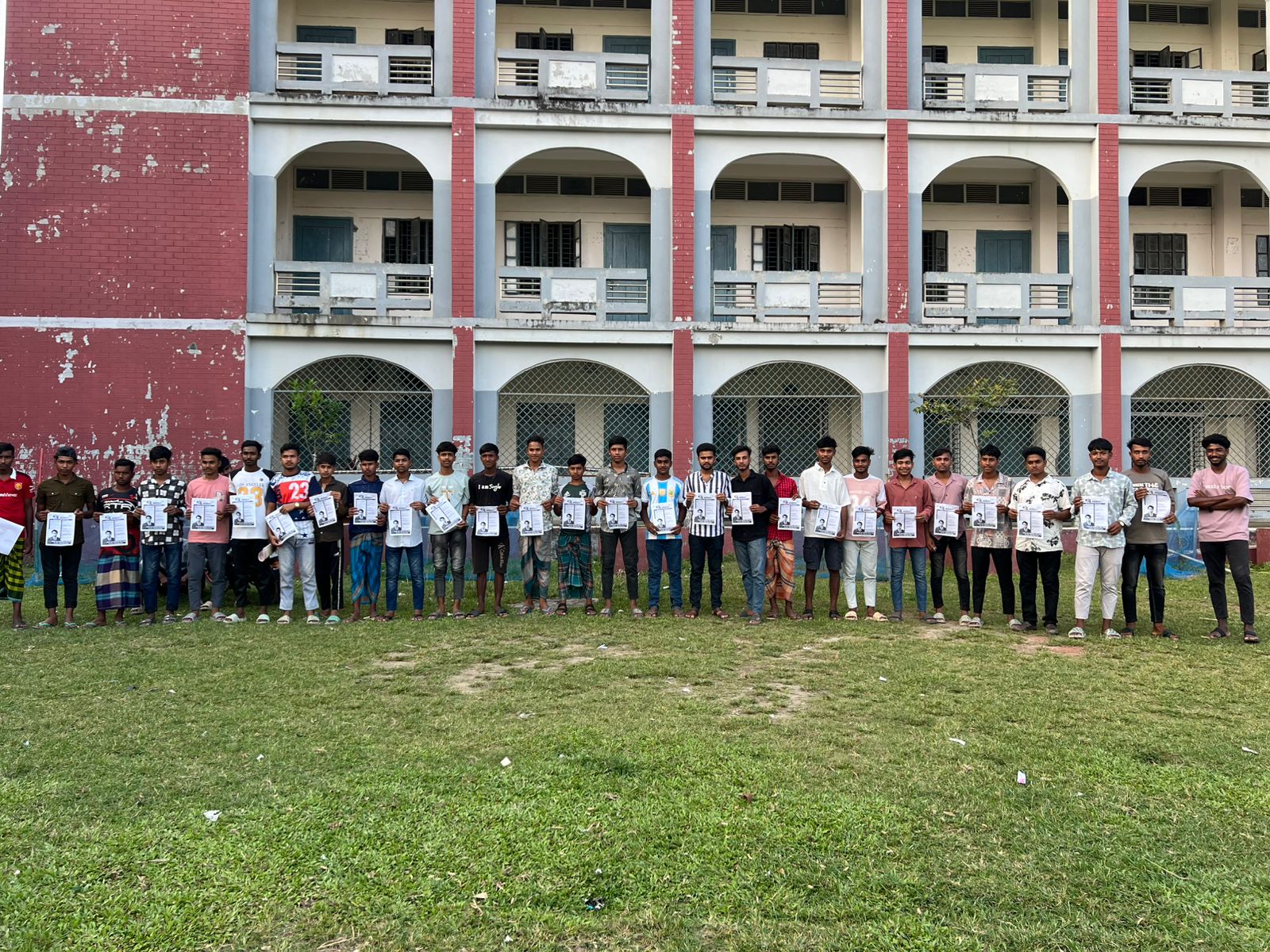 রৌমারীতে বিএনপি নেতা রঞ্জু’র পক্ষ থেকে ৩১ দফার লিফলেট বিতরণ