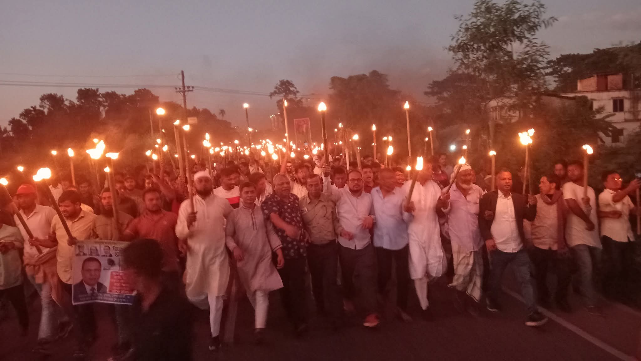 ফটিকছড়িতে বিএনপির দলীয় মনোনয়ন কর্নেল আজিম উল্লাহ বাহারকে দেওয়ার দাবিতে মানববন্ধন