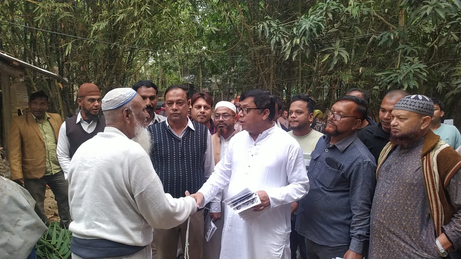 আড়িয়া ইউনিয়ন বিএনপি’র উদ্যোগে ধানের শীষের পক্ষে ভোট চেয়ে গনসংযোগ ও লিফলেট বিতরণ 