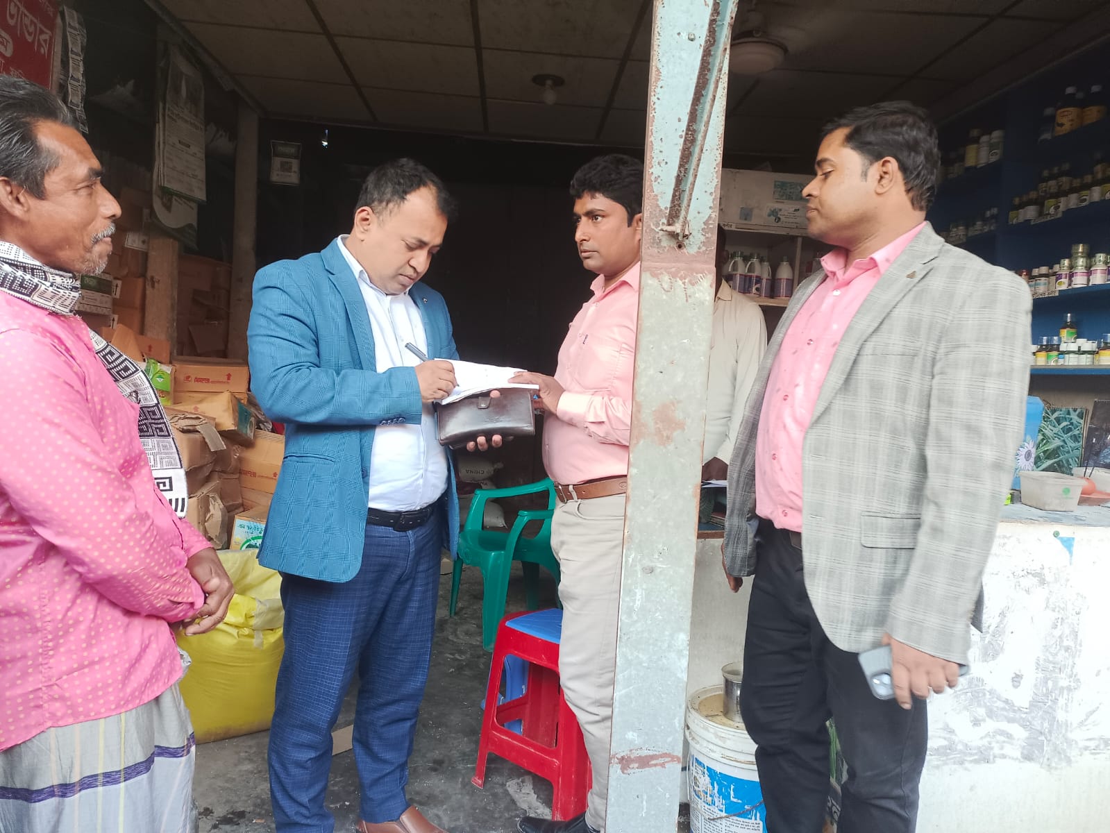 ফরিদপুরের সালথা বাজারে ভ্রাম্যমাণ আদালতের অভিযান: অতিরিক্ত মূল্য আদায় করায় ৩ ব্যবসা প্রতিষ্ঠানকে জরিমানা