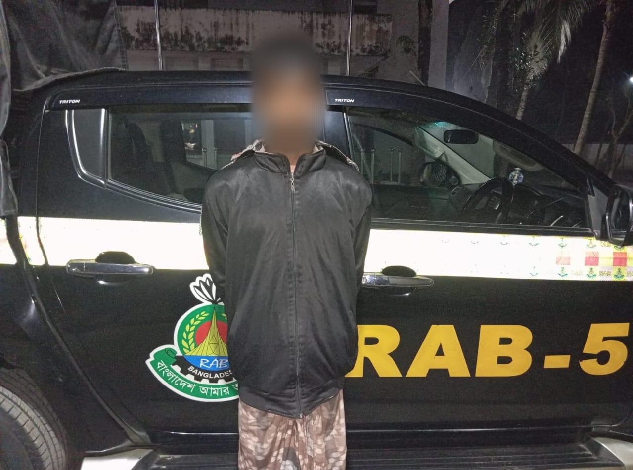 হোমিওপ্যাথির আড়ালে প্রাণঘাতী অ্যালকোহল বাণিজ্য: রাজশাহীর দুর্গাপুরে র‍্যাবের অভিযানে গ্রেফতার আমিনুল