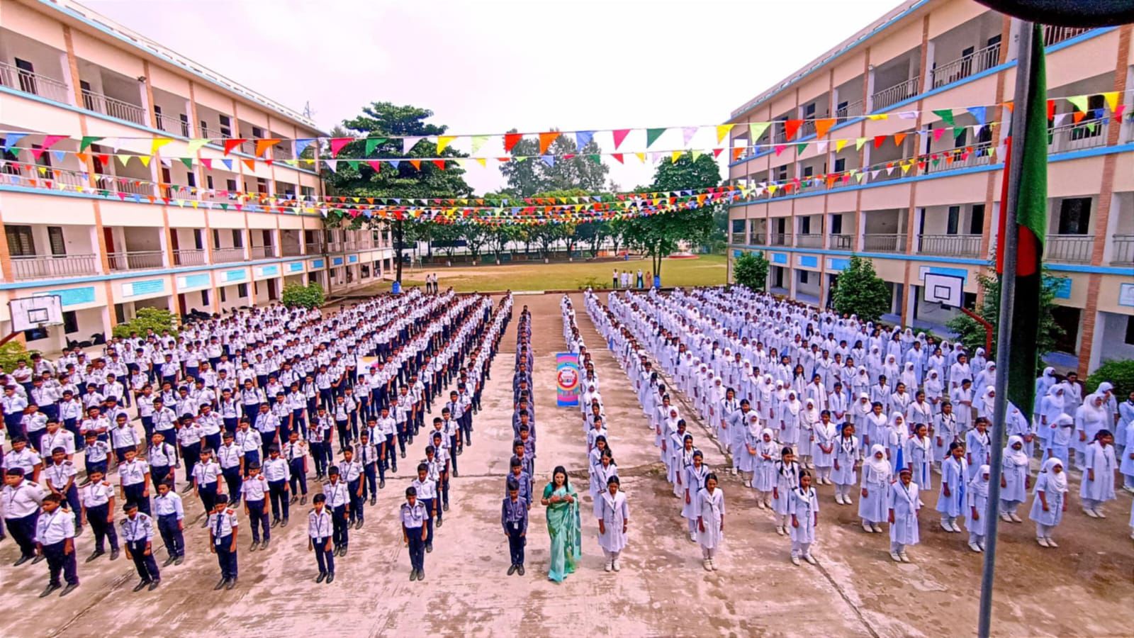 সাফল্যের আলোকবর্তিকা: মুন্সীগঞ্জের শিক্ষার মানোন্নয়নে অগ্রণী ভূমিকা পালন করছে। ড. ইয়াজউদ্দিন আহম্মেদ রেসিডেন্সিয়াল মডেল স্কুল এন্ড কলেজঃ